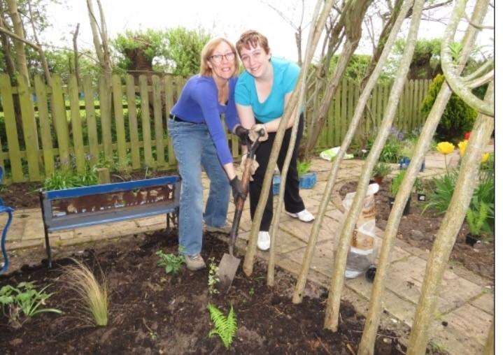 Volunteers spruce up garden at East Huntspill School