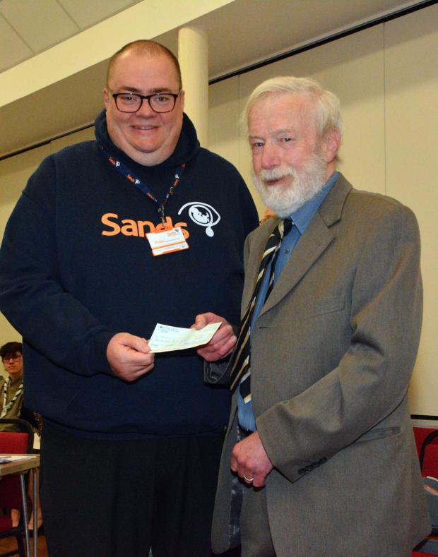Burnham and Highbridge Weekly News: Pete Byrom of S.A.N.D.S receives £500 from Past Governor Chris Kingston-White