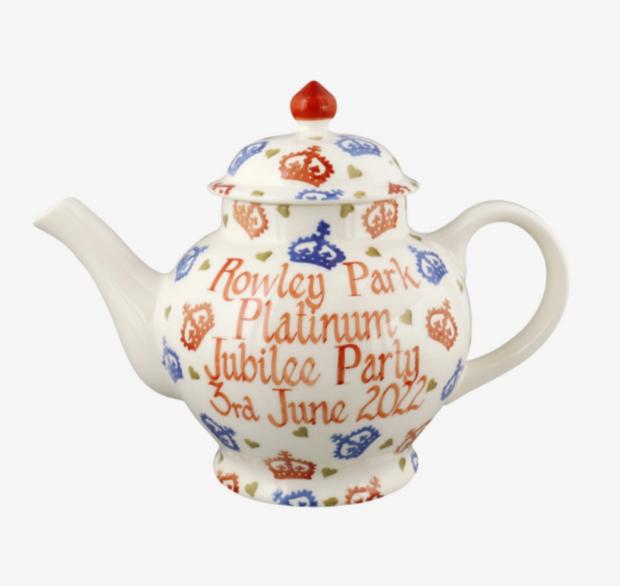 Burnham and Highbridge Weekly News: Personalised Platinum Jubilee 4 Mug Teapot (Emma Bridgewater)